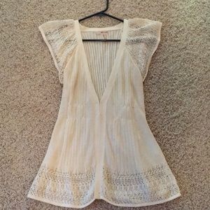 DKNY elegant light knit sweater w/slimming effect by beautiful design.